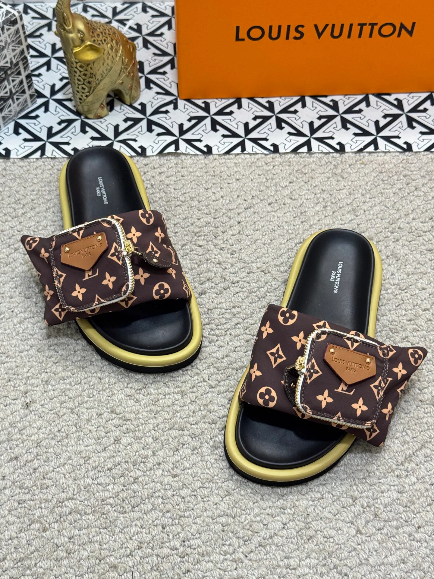 Men's shoes 💰400 [New style] 🦇🦇Top original order [Louis Vuitton] Couple style 👫Spring and summer style🎯🎯As an active family in the fashion industry ⭐ Lv is characterized by bold innovation ⚡Fabric down cloth🔥 Combined outsole, clean and tidy ⚡Fashionable and generous🌹Multiple colors available..Size: 36-44 (45 customized